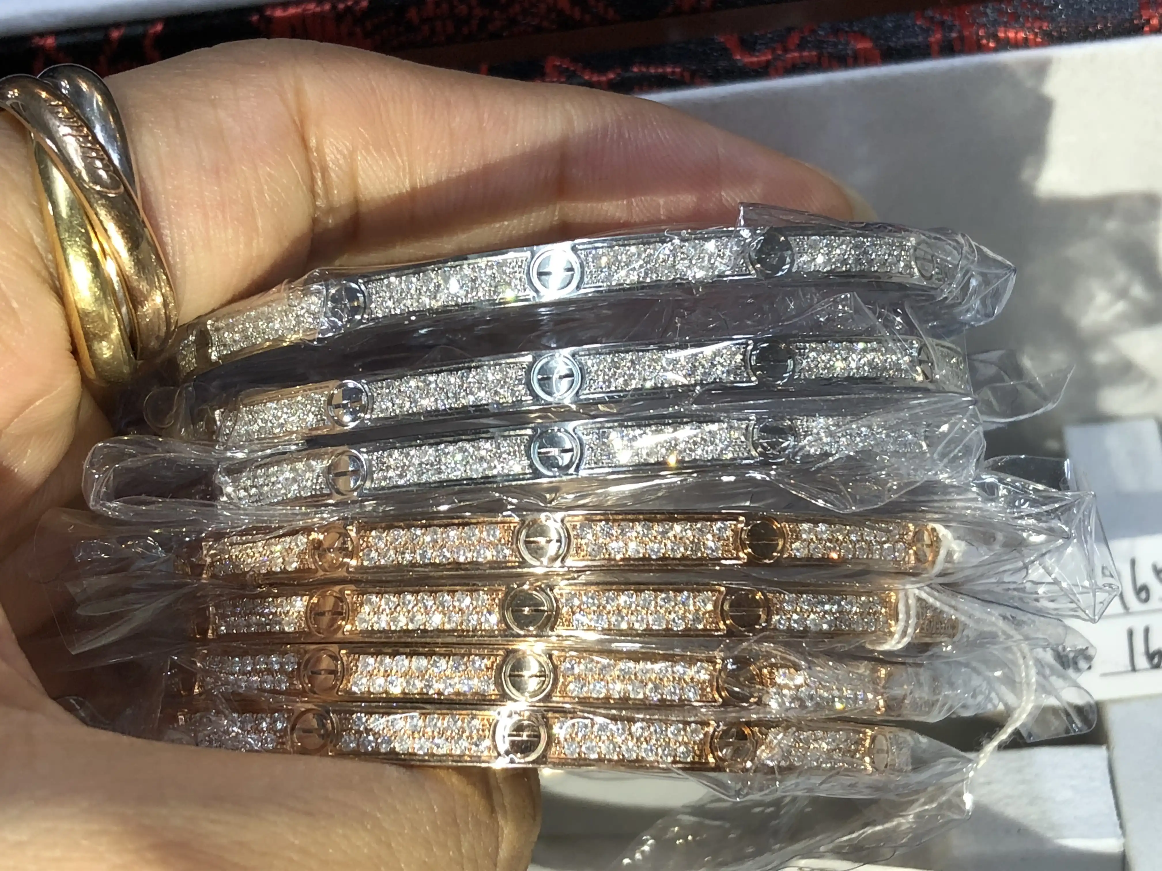 戒指戴手上，八年人家没结婚，背后藏着啥秘密