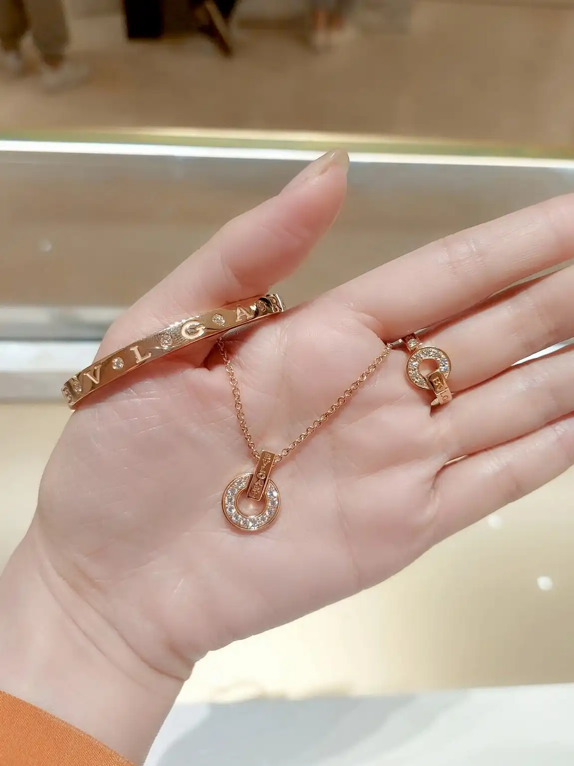 价值13999元的戒指只戴了半天，杭州女子心疼：手指要紧
